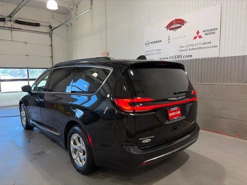 Used 2022 Chrysler Pacifica Limited FWD image 8