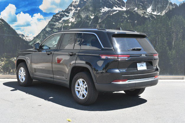 Used 2023 Jeep Grand Cherokee Laredo AWD/4WD image 9
