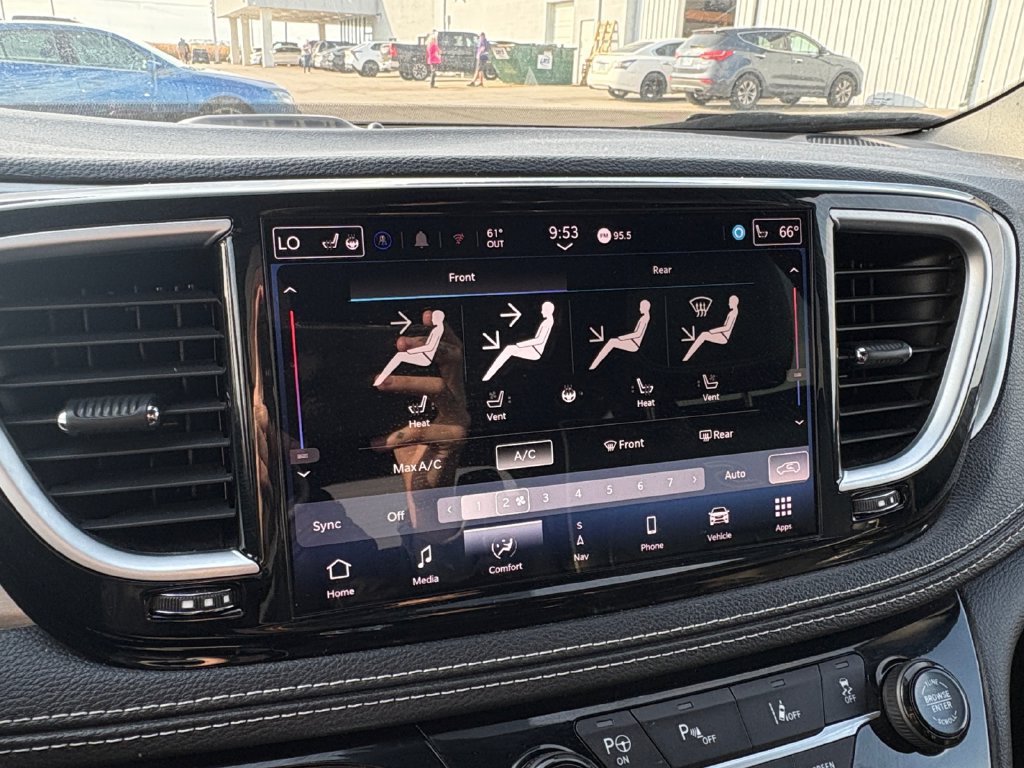 Used 2024 Chrysler Pacifica Premium FWD image 28