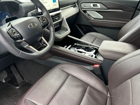 Certified 2025 Ford Explorer Platinum image 11
