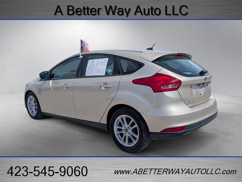 Used 2018 Ford Focus SE w/ Cold Weather Package FWD image 3