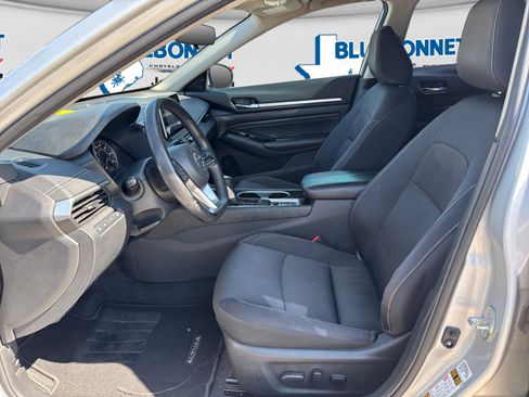 Used 2022 Nissan Altima 2.5 SV w/ SV Premium Package FWD image 11