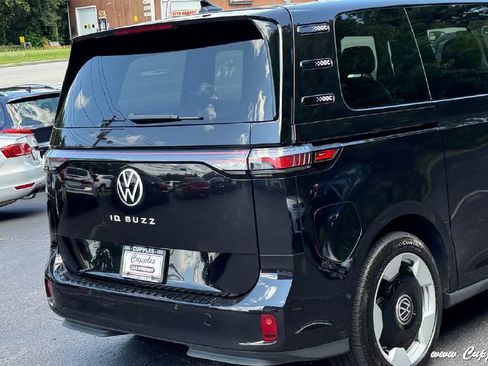 Used 2025 Volkswagen ID. Buzz Pro S RWD image 28