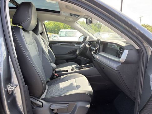 New 2026 Volkswagen Tiguan SE FWD image 18