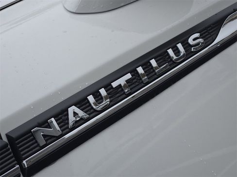 Used 2023 Lincoln Nautilus FWD w/ Premium Package image 11