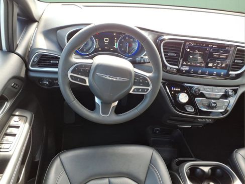 Used 2025 Chrysler Pacifica Select image 15