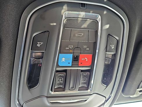 Used 2023 Jeep Grand Cherokee L Laredo image 27