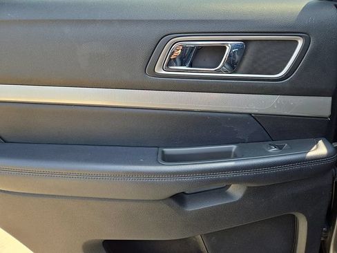 Used 2017 Ford Explorer XLT w/ Equipment Group 202A AWD/4WD image 21