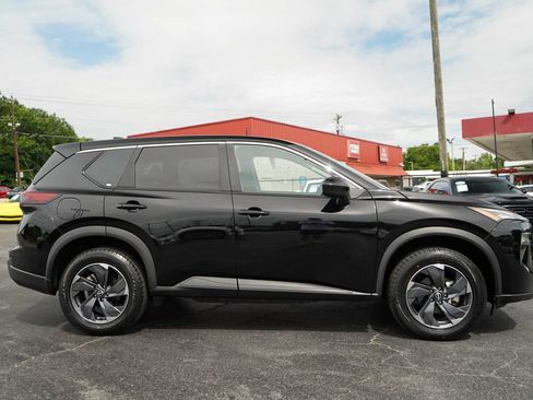 Used 2025 Nissan Rogue SV FWD image 2