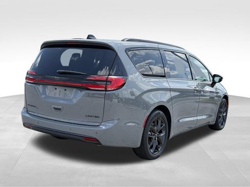 Used 2025 Chrysler Pacifica Limited FWD image 24