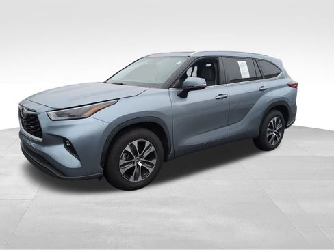 Used 2023 Toyota Highlander XLE image 4