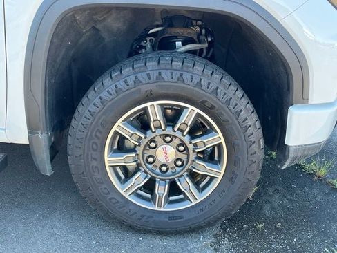 Used 2024 GMC Sierra 1500 AT4 w/ Technology Package AWD/4WD image 6