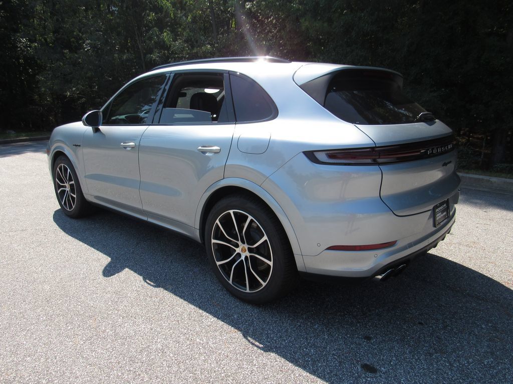 Certified 2025 Porsche Cayenne E-Hybrid AWD/4WD image 3