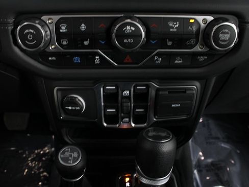 Used 2025 Jeep Wrangler Unlimited Sahara w/ Safety Group AWD/4WD image 6