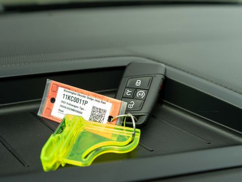 Used 2022 Volkswagen Tiguan SEL R-Line AWD/4WD image 32