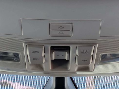 Used 2018 Volkswagen Tiguan SEL FWD image 26