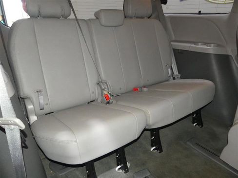 Used 2017 Toyota Sienna XLE image 27