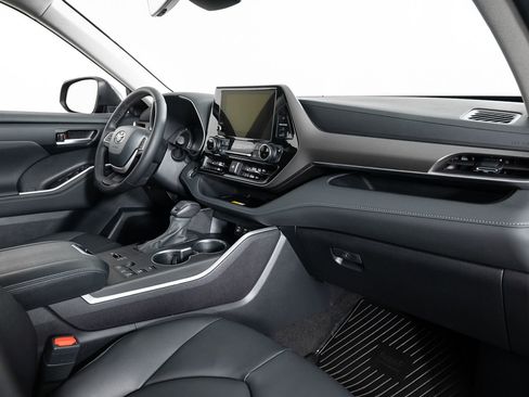 Used 2024 Toyota Highlander XLE image 28