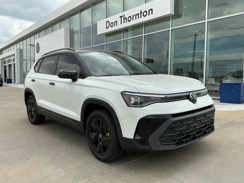 New 2026 Volkswagen Taos SE FWD image 1