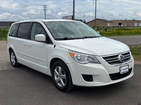 Used 2010 Volkswagen Routan SEL FWD image 35