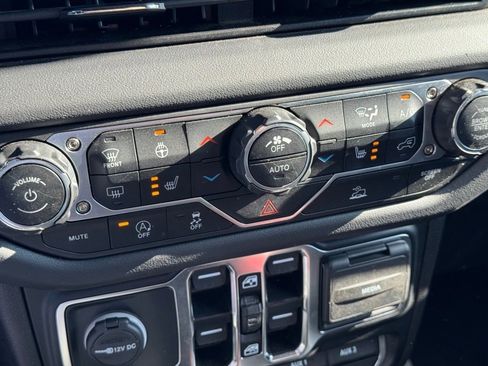 Used 2024 Jeep Wrangler Unlimited Rubicon w/ Technology Group image 18