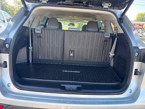 Used 2022 Toyota Highlander XLE AWD/4WD image 11