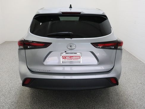 Certified 2025 Toyota Highlander LE FWD image 8