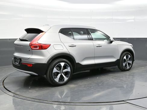 Used 2025 Volvo XC40 B5 Plus image 7