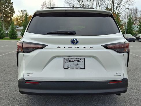 Certified 2024 Toyota Sienna XLE image 5