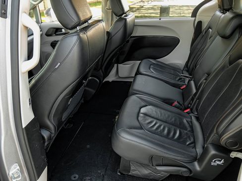 Used 2019 Chrysler Pacifica Touring-L image 49