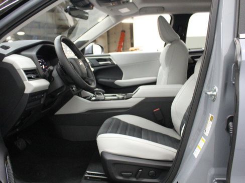 New 2026 Mitsubishi Outlander SE image 6