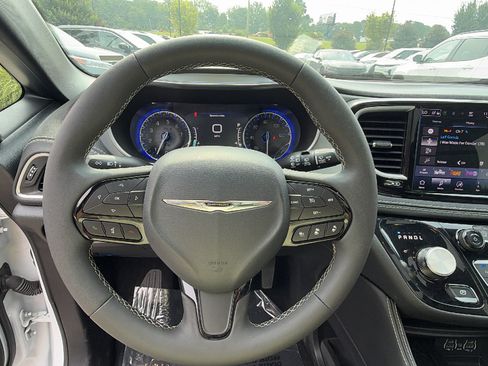Used 2025 Chrysler Pacifica Limited FWD image 27