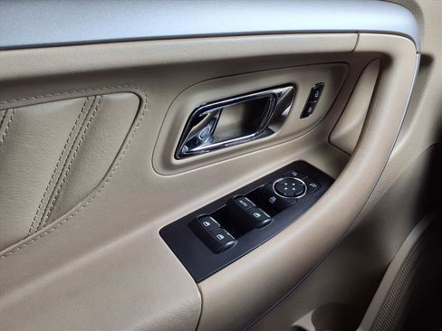 Used 2017 Ford Taurus SE image 17