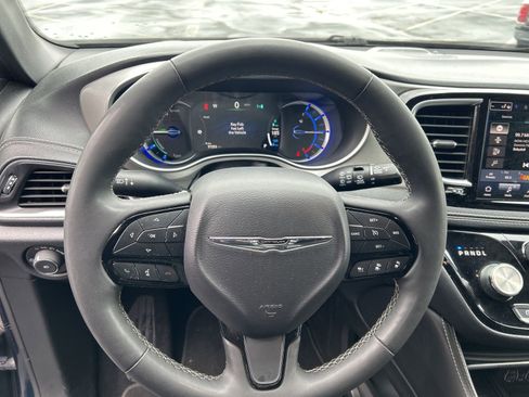 Used 2024 Chrysler Pacifica Premium image 10