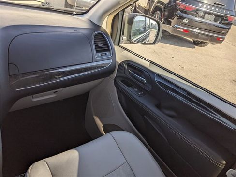 Used 2014 Chrysler Town & Country Touring-L w/ Driver Convenience Group image 15