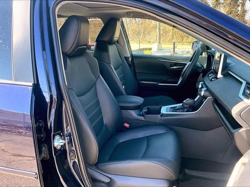 Used 2023 Toyota RAV4 XLE Premium image 9