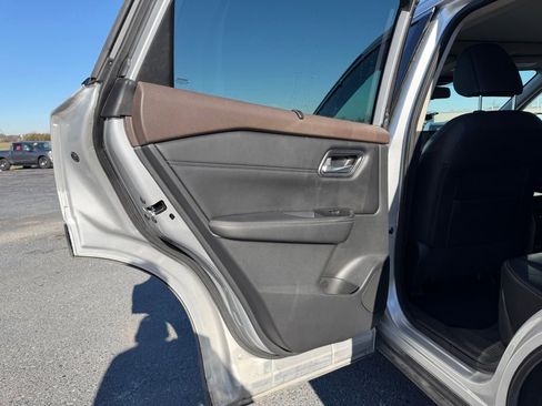 Used 2021 Nissan Rogue SL w/ Premium Package image 16