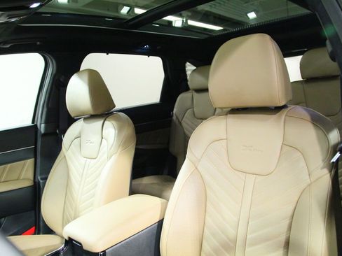 Used 2025 Kia Sorento SX Prestige w/ Olive Brown Leather Package AWD/4WD image 6