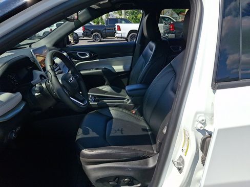 Used 2025 Jeep Compass Limited AWD/4WD image 13