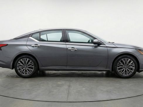 Used 2025 Nissan Altima 2.5 SV FWD image 11