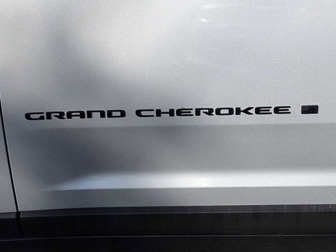Used 2024 Jeep Grand Cherokee Altitude image 12