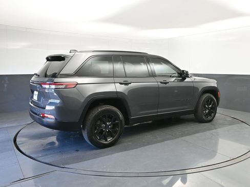 Used 2025 Jeep Grand Cherokee Altitude image 15