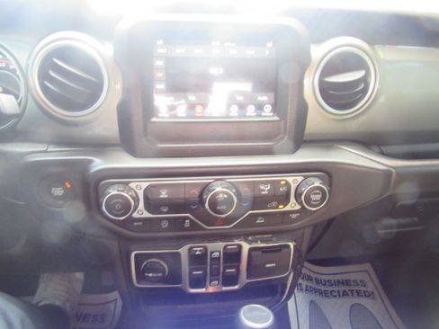 Used 2020 Jeep Gladiator Overland AWD/4WD image 21