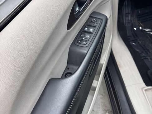 Used 2022 Chrysler Voyager LX FWD image 11