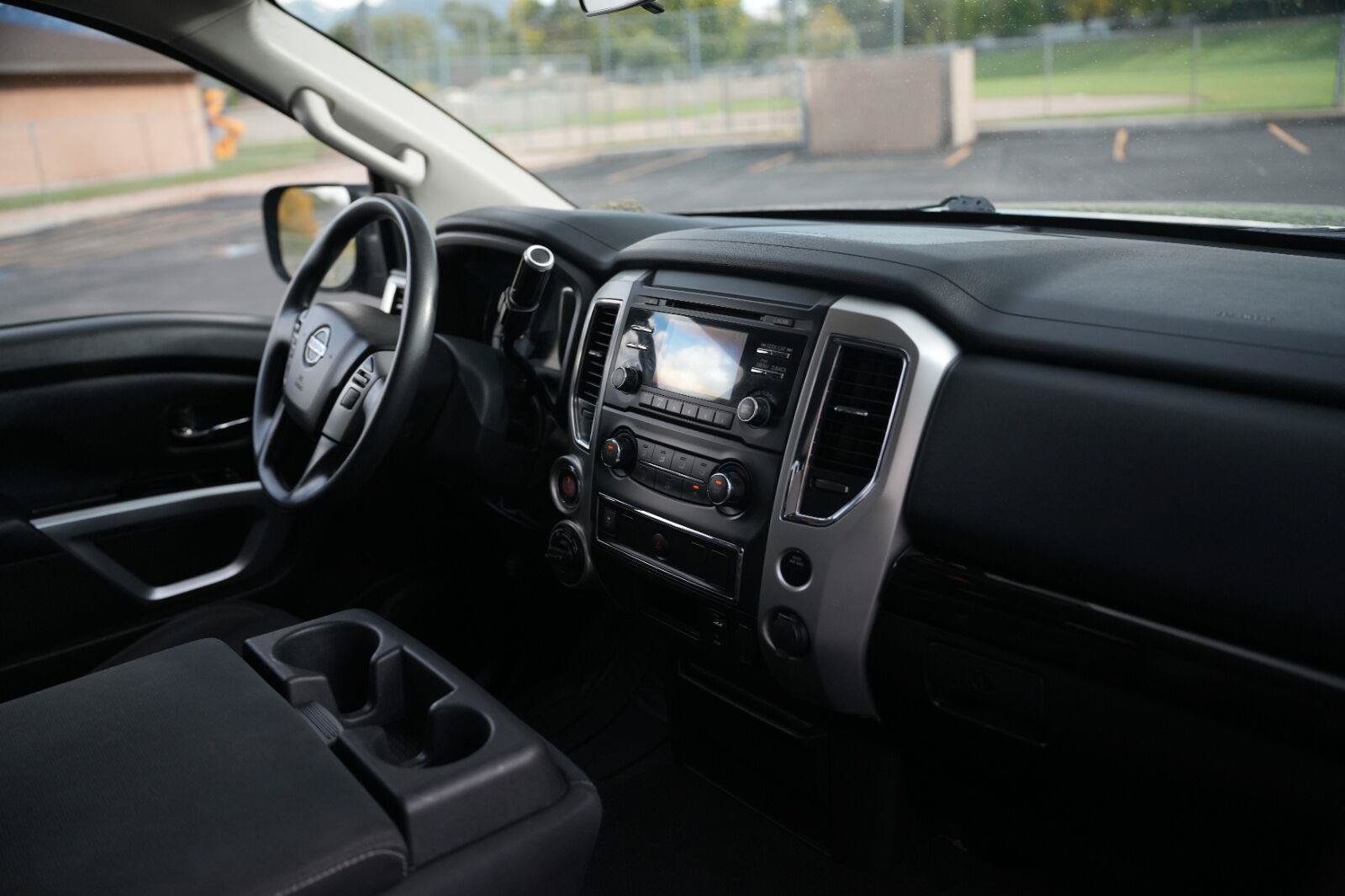 Used 2018 Nissan Titan SV AWD/4WD image 24