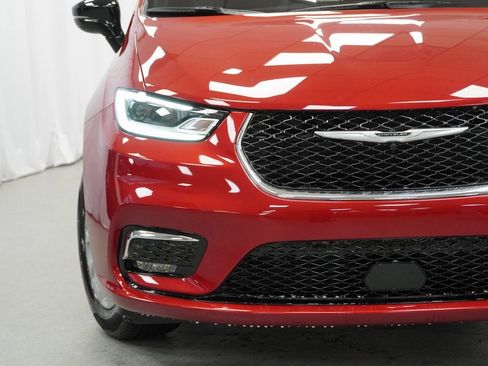 Certified 2025 Chrysler Pacifica Select image 7