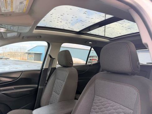 Used 2018 Chevrolet Equinox LT w/ Sun & Infotainment Package image 13