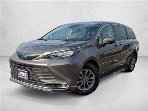 Used 2021 Toyota Sienna XLE image 1