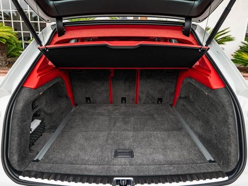 Used 2025 Bentley Bentayga image 32