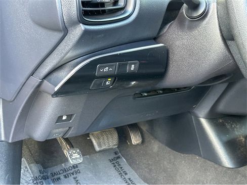 Used 2022 Toyota Prius L Eco image 32